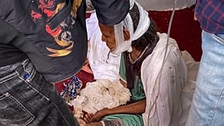 Etiyopya'nın Tigray bölgesindeki Aksum şehrine kaçan yaşlı bir kadın
