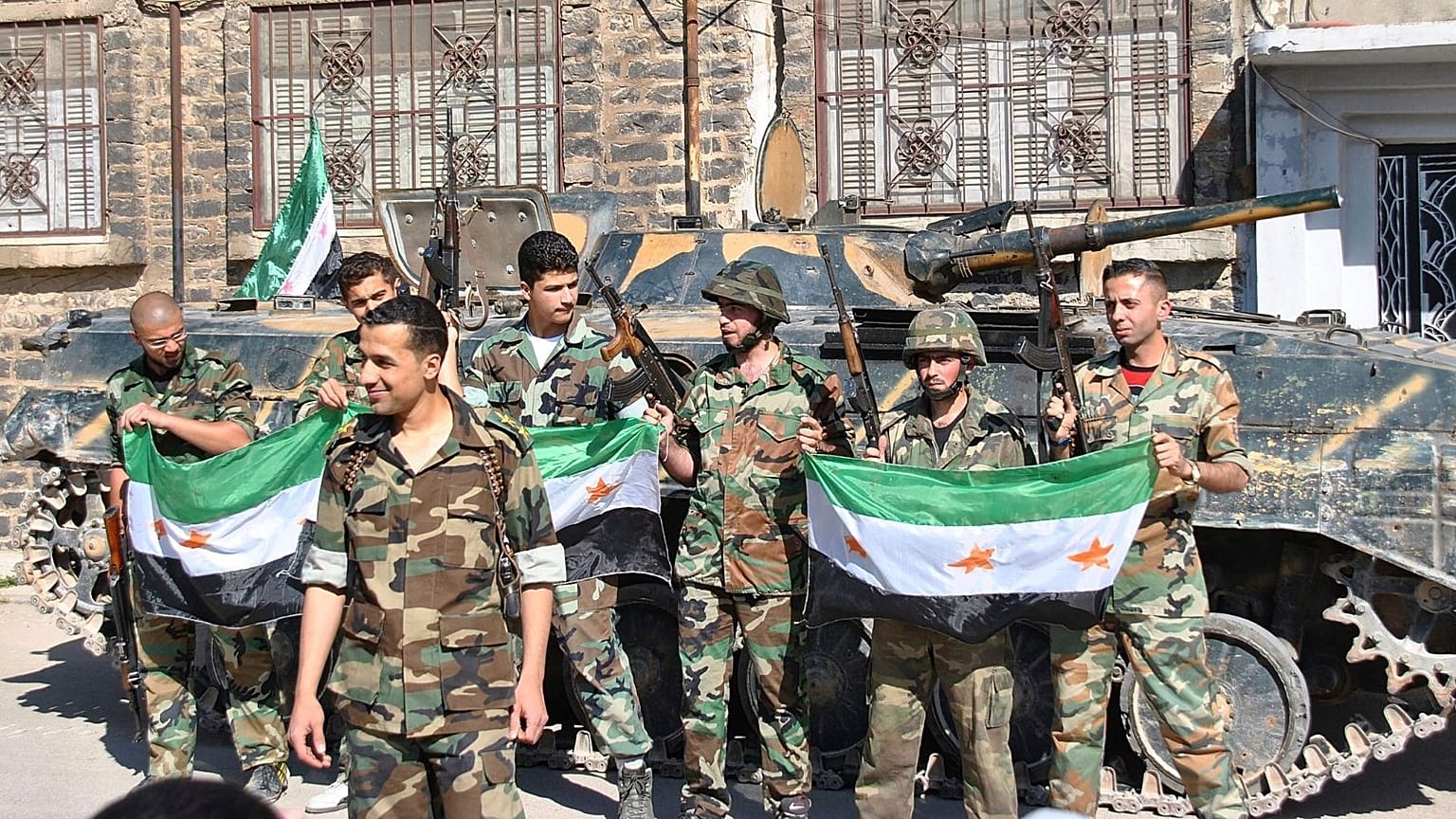 گروهی از سربازان ارتش آزاد سوریه در حمص در ماه مه ۲۰۱۲