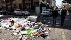 Maltepe Belediyesi'ndeki işçi grevi sonrası ilçe sokaklarında çöp yığınları oluştu.