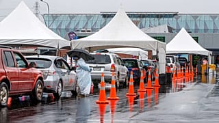 Yeni Zelanda'nın en kalabalık kenti olan Auckland, bir hafta önce tespit edilen bir Covid-19 vakası nedeniyle bir hafta karantinaya alındı.