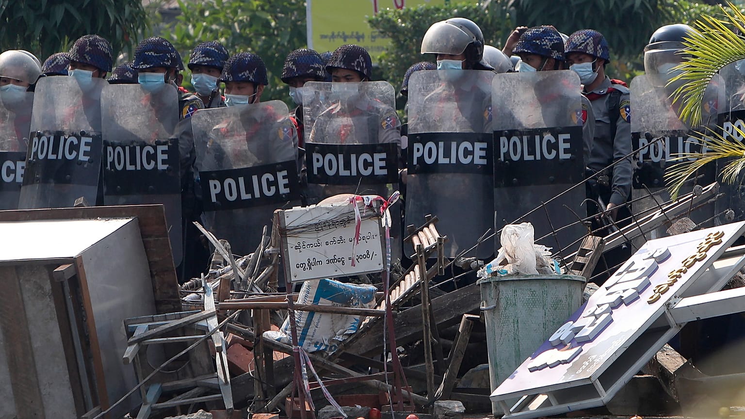 Polícia anti-motim em Rangum
