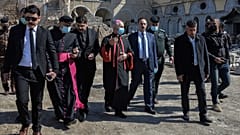  رئيس أساقفة الموصل والأب رائد عادل ومحافظ نينوى يرافقون أعضاء القافلة البابوية خلال زيارتهم إلى  الموصل شمال العراق، استعداداً لزيارة البابا فرانسيس