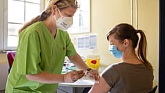 Egy óvónőt oltanak Astrazeneca vakcinával Németországban