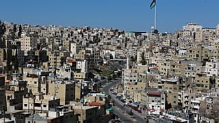 منظر جزئي للعاصمة الأردنية عمان - شارع  شبه مهجور أثناء الإغلاق بسبب تفشي فيروس كورونا