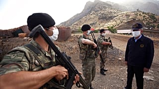 صورة من الارشيف - وزير الدفاع التركي خلوصي أكار  يزور القوات التركية على الحدود مع العراق، في محافظة هكاري، تركيا