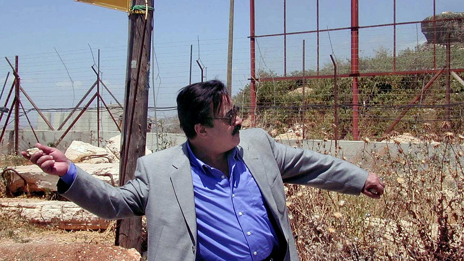 صورة من الارشيف  لممثل المصري يوسف شعبان يلقي حجراً على بوابة فاطمة على الحدود اللبنانية - الإسرائيلية