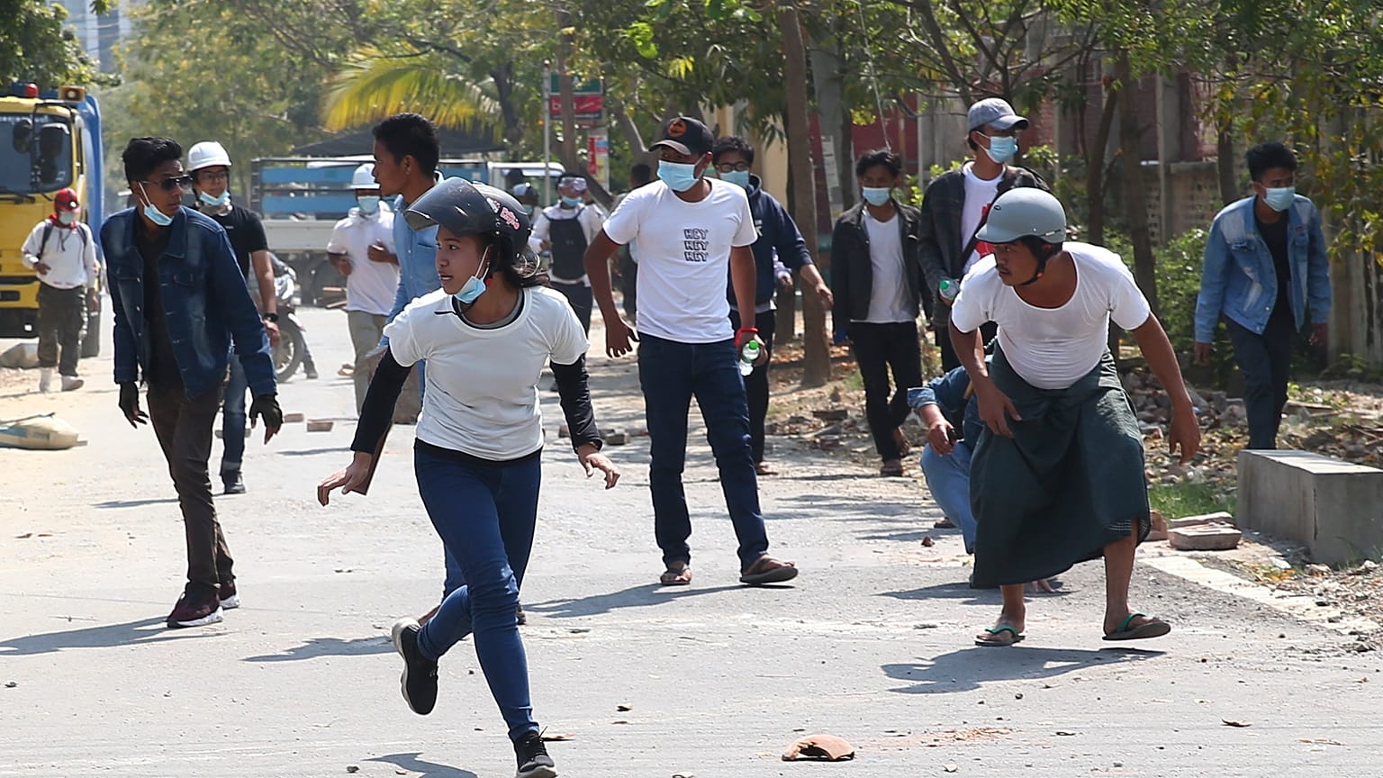 Manifestantes fogem de gás lacrimogéneo disparado pela polícia em Mandalay