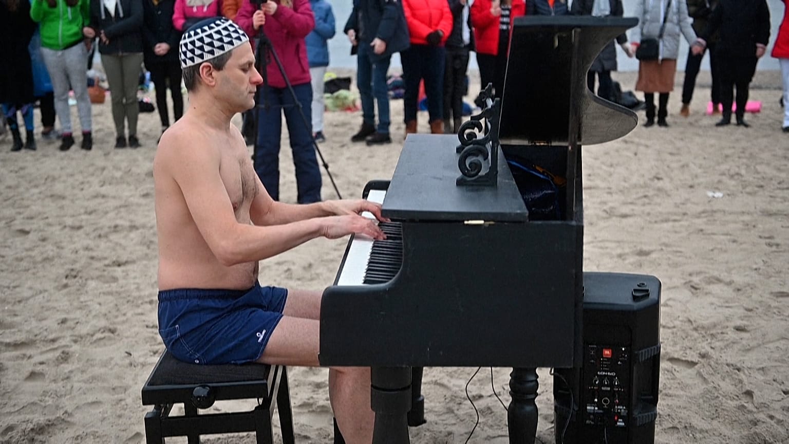 Zongorakoncert, egy szál fürdőnadrágban