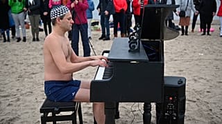 Zongorakoncert, egy szál fürdőnadrágban