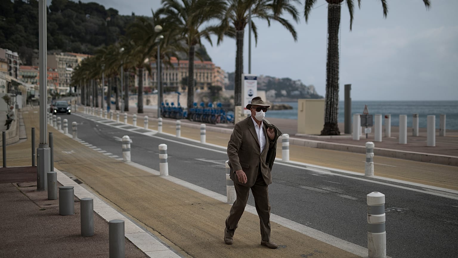 Un résident de la ville de Nice, en France, marche en bord de mer, le 27 février 2021
