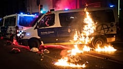 Barcelona'da ateşe verilen polis aracı