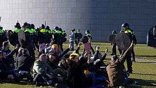 Una protesta contras las medidas sanitarias ocurrida este domingo en Ámsterdam, 28 de febrero de 2021. El Gobierno neerlandés ha sufrido una ola de rechazo por las medidas.