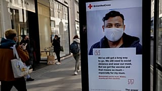 Reino Unido está lançado na vacinação, mas continua a recomendar contenção