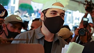 El presidente de El Salvador, Nayib Bukele, acude a votar a un colegido de San Salvador.