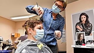Die Friseure sind wieder geöffnet. 