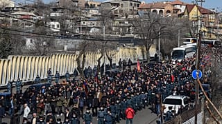 Ellenzéki tüntetők felvonulása Jereván belvárosában 2021. február 26-án