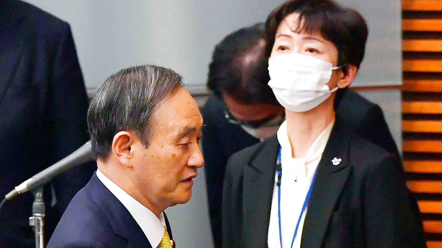 Japonya Başbakanı Suga (solda) ve istifa eden Kabine Halkla İlişkiler Sekreteri Makiko Yamada