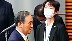 Japonya Başbakanı Suga (solda) ve istifa eden Kabine Halkla İlişkiler Sekreteri Makiko Yamada