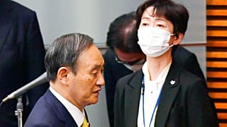 Japonya Başbakanı Suga (solda) ve istifa eden Kabine Halkla İlişkiler Sekreteri Makiko Yamada