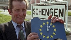 Мэр Шенгена Норберт Редлингер с "европейскими часами" у въезда в город 24 марта 1995