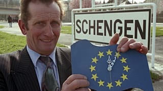 Мэр Шенгена Норберт Редлингер с "европейскими часами" у въезда в город 24 марта 1995