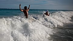 Dos jóvenes en una playa de México