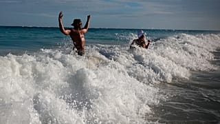 Dos jóvenes en una playa de México
