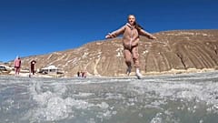 Schlittschuhfahrerin auf dem Ozero Mochokh 