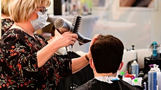 Friseurin Simone Gurzinski bei der Arbeit