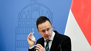 Szijjártó Péter külgazdasági és külügyminiszter a Stellantis-csoport szentgotthárdi beruházásáról tartott sajtótájékoztatón Budapesten 2021. február 26-án