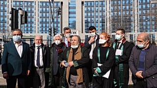 Οι Μιουζντάτ Γκεζέν, ηλικίας 77 ετών και Μετίν Ακπινάρ, 79 ετών, βρίσκονταν αντιμέτωποι με ποινή κάθειρξης έως 4 έτη και 8 μήνες.