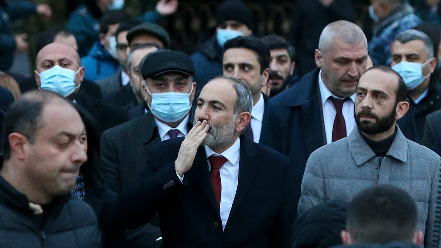 Nikol Pachinian saluant ses supporters lors d'un rassemblement ce lundi 1er mars