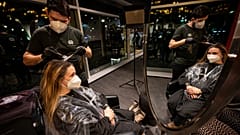 Két hónapos szünet után március 1-én újra kinyithatnak a néemt fodrászatok. Shan Rahimkhan berlini üzletében már napfelkelte előtt megérkezett az első vendég