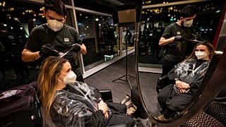 Két hónapos szünet után március 1-én újra kinyithatnak a néemt fodrászatok. Shan Rahimkhan berlini üzletében már napfelkelte előtt megérkezett az első vendég