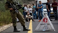 فلسطينيون ينتظرون أمام أحد الحواجز العسكرية الإسرائيلية في الضفة الغربية المحتلة