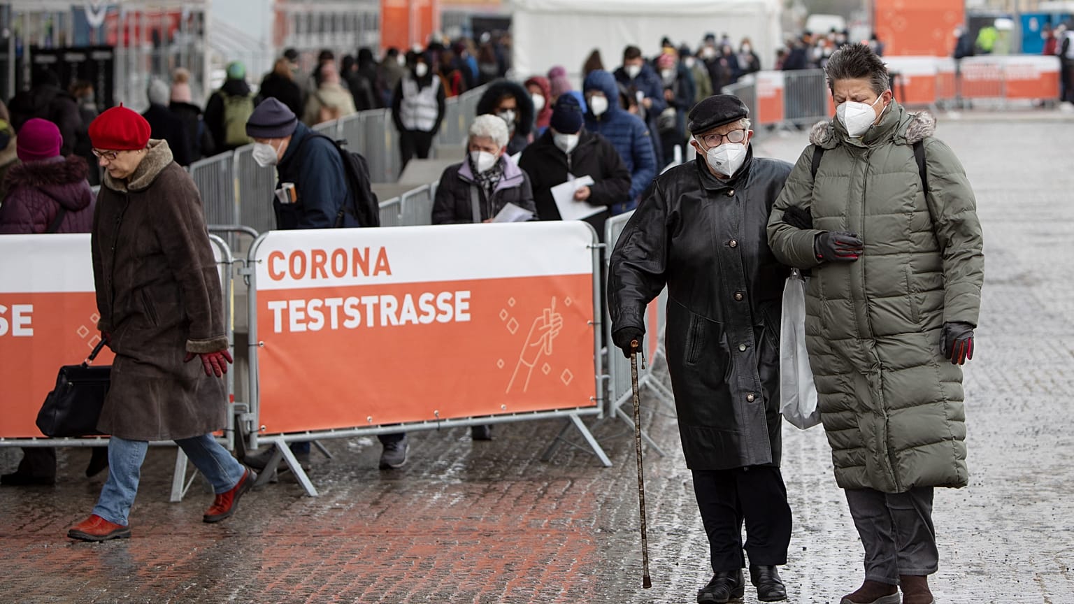 Anstehen an einer Teststelle