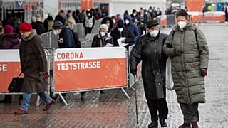 Anstehen an einer Teststelle