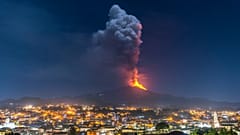 Erupção do Etna a 24 de fevereiro, vista sobre a cidade de Pedara