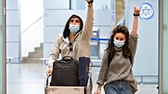 Ισραηλινοί επιδεικνύουν το βραχιολάκι εντοπισμού στο αεροδρόμιο Μπεν Γκουριον