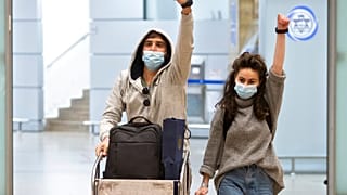 Ισραηλινοί επιδεικνύουν το βραχιολάκι εντοπισμού στο αεροδρόμιο Μπεν Γκουριον