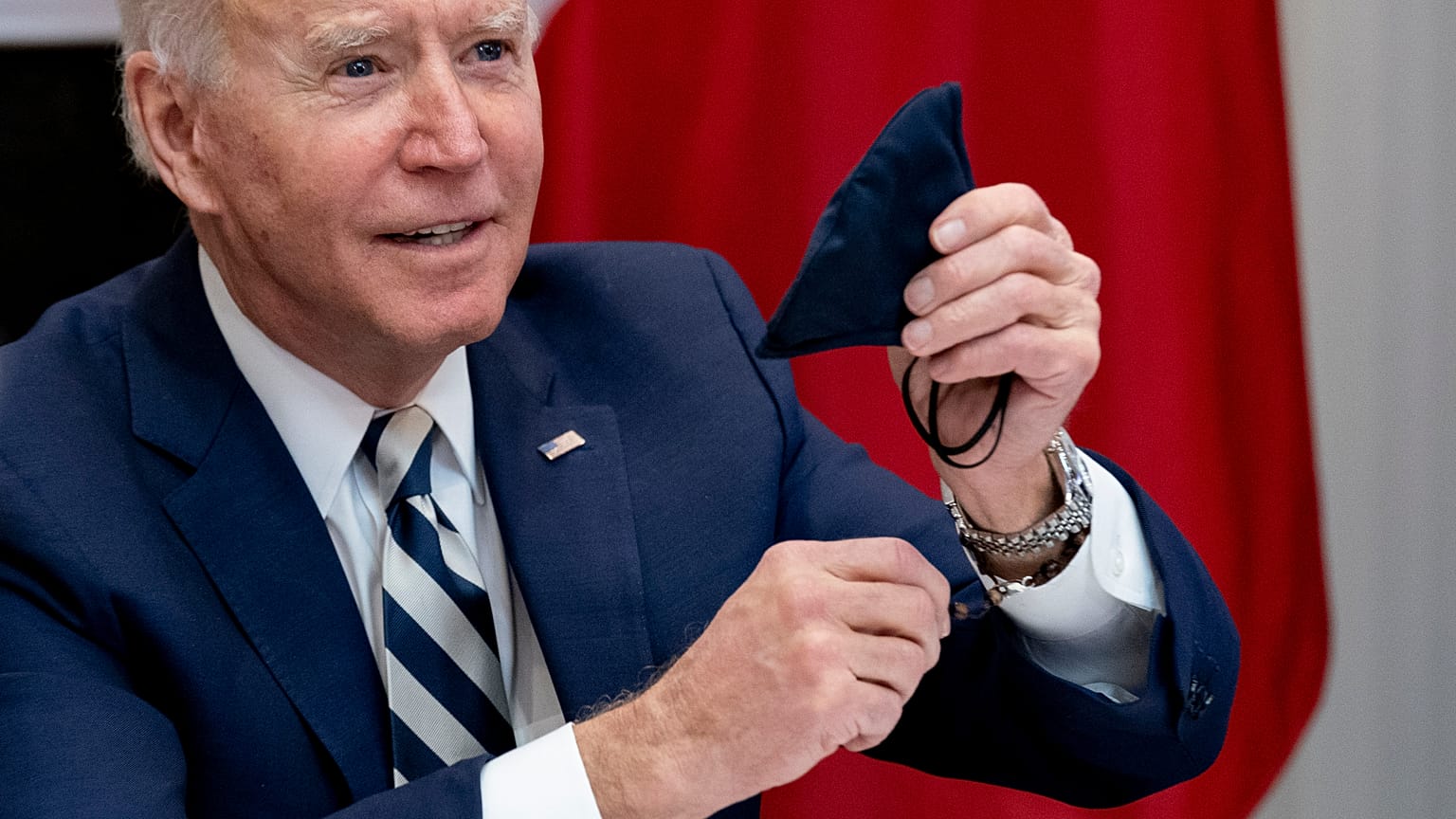Joe Biden muestra a Andrés Manuel López Obrador el saquito en el que guarda el rosario de su difunto hijo Beau.