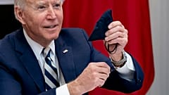 Joe Biden muestra a Andrés Manuel López Obrador el saquito en el que guarda el rosario de su difunto hijo Beau.