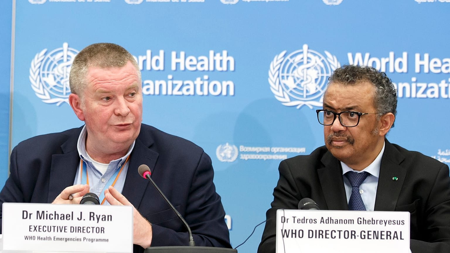 Dünya Sağlık Örgütü Genel Direktörü Tedros Adhanom Ghebreyesus ve DSÖ'nün Sağlık Acil Durumları programının İcra Direktörü Mike Ryan