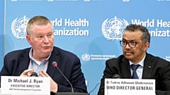 Dünya Sağlık Örgütü Genel Direktörü Tedros Adhanom Ghebreyesus ve DSÖ'nün Sağlık Acil Durumları programının İcra Direktörü Mike Ryan