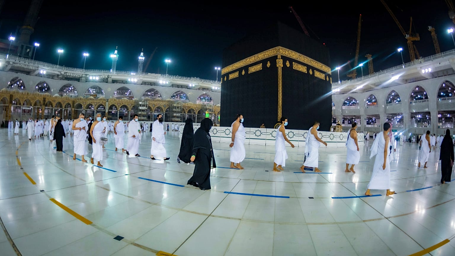 معتمرون في الكعبة