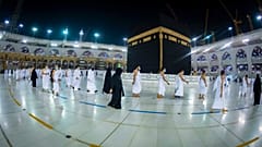 معتمرون في الكعبة
