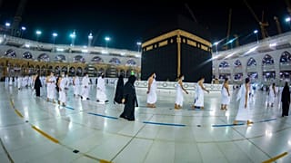 معتمرون في الكعبة