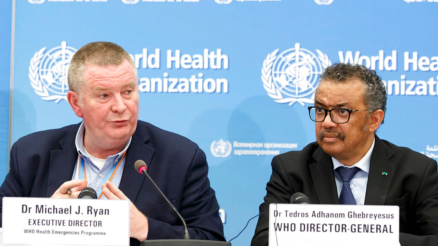 El director ejecutivo de Emergencias Michael J. Ryan junto al director Tedros Adhanom Ghebreyesus