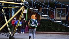 Kinder auf Schulhof in Deutschland
