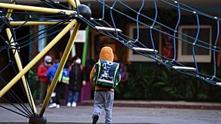 Kinder auf Schulhof in Deutschland